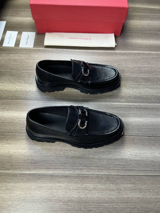 Ferragamo 菲拉格慕 -高端品质 原单 -鞋面：摔纹小牛皮、手工串缝马克线、品牌金属横担 -内里：水染牛皮 -大底：超轻tpu 橡胶 组合成型大底 -超